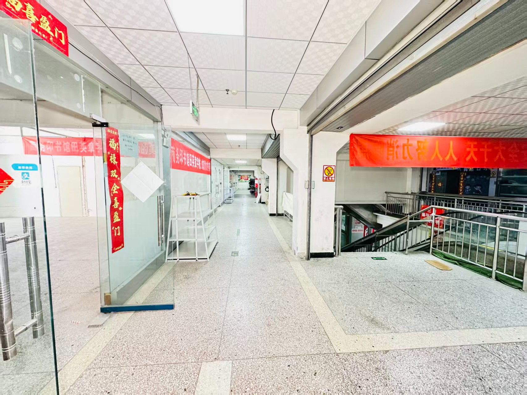 河滨西路引入人工智能技术应用场景，推动AI与商业、零售、电商、企业服务等领域融合发展。